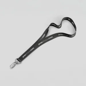 Lanyard preto com impressão repetida do logótipo, ideal para empresas, conferências e feiras profissionais.